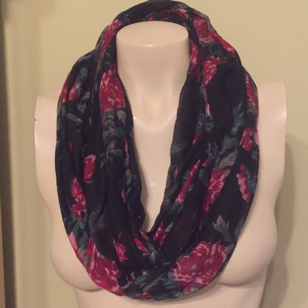 MUTLI-FUNCTIONAL FLORAL SCARF/WRAP🛍 - Picture 4 of 14